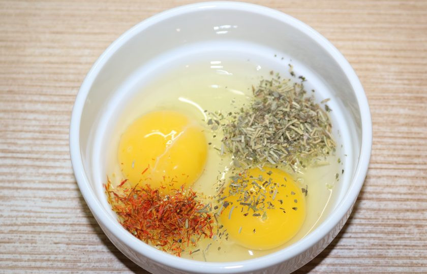 1. Этап. Оладьи из чечевицы с булгуром: Разбейте в миску яйца, добавьте немного соли и по щепотке специй. Размешайте и дайте постоять, чтобы травы отдали свой вкус.