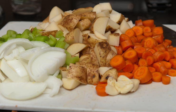 1. Этап. Овощной суп с курицей: Чистим морковь и картофель. Картофель нарезаем брусочками, лук полукольцами, сельдерей и морковь нарезаем привычным образом. Чеснок почистить и размельчить.