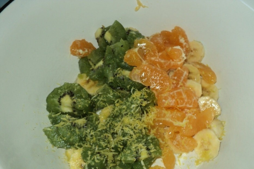 1. Этап. Торт из фруктов без выпечки: 2. Фрукты моем, чистим, режем. Из лимона можно добыть сок и использовать только цедру.