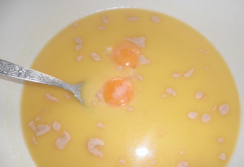 1. Этап. Дрожжевое тесто на пышки: 6. Добавляю 2 куриных желтка, еще раз перемешиваю до однородности.