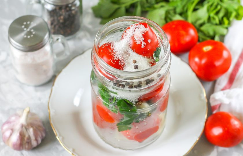 1. Этап. Десертные помидоры: В банку с пропаренными томатами всыпьте сахарный песок, горошины черного перца.