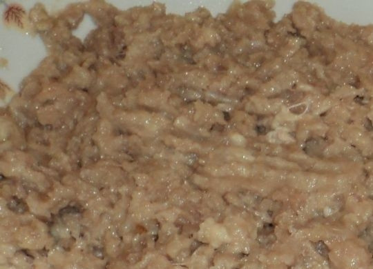 1. Этап. Зразы из фарша: Смешать фарш с порезанным луком, замоченным хлебом. Добавить соль, перец, 1 ст. ложку муки и белок яйца. Все хорошо перемешать.