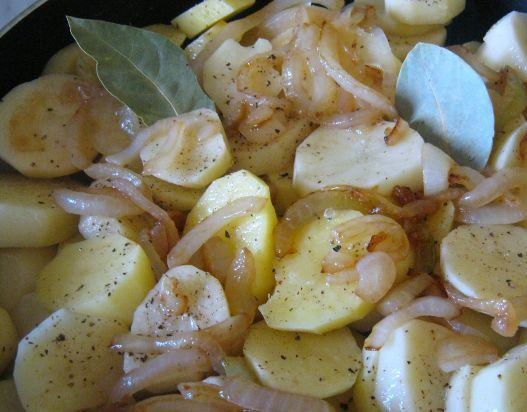 1. Этап. Жаркое из картошки: На картофель выложите оставшийся лук. Добавьте лавровый лист и бульон и тушите под крышкой на минимальном огне в течение 40 минут. Готовое жаркое подайте на стол со свежей зеленью и солеными огурцами.