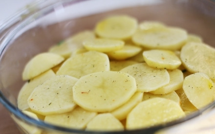 1. Этап. Морской язык с картофелем: 3. В форму для запекания выкладываем ингредиенты слоями: 1) сначала кладем половину картофельных кружочков. Солим и перчим;