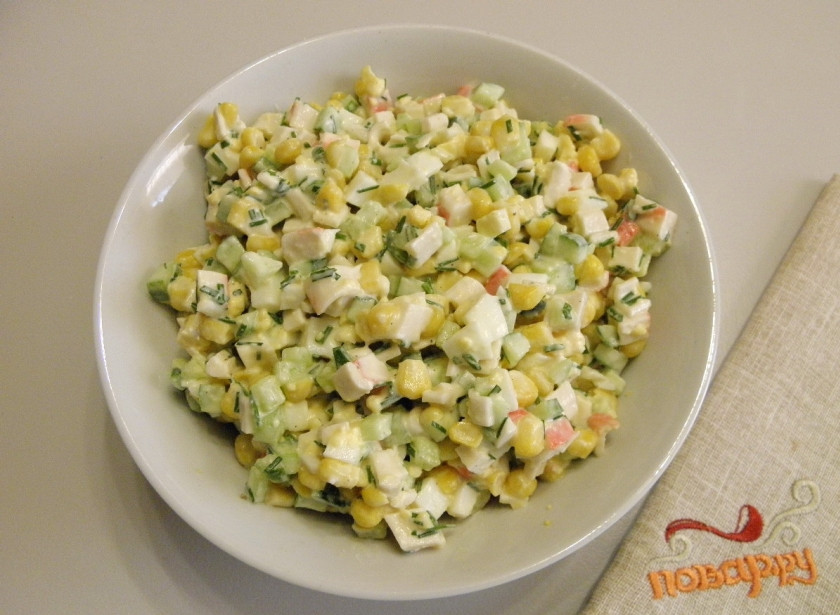 1. Этап. Крабовый салат из крабовых палочек: 7. Салат готов! Разложите его по креманкам или порционным тарелочкам и подайте к столу, украсив веточкой петрушки или цветочком из яйца. Приятного аппетита!