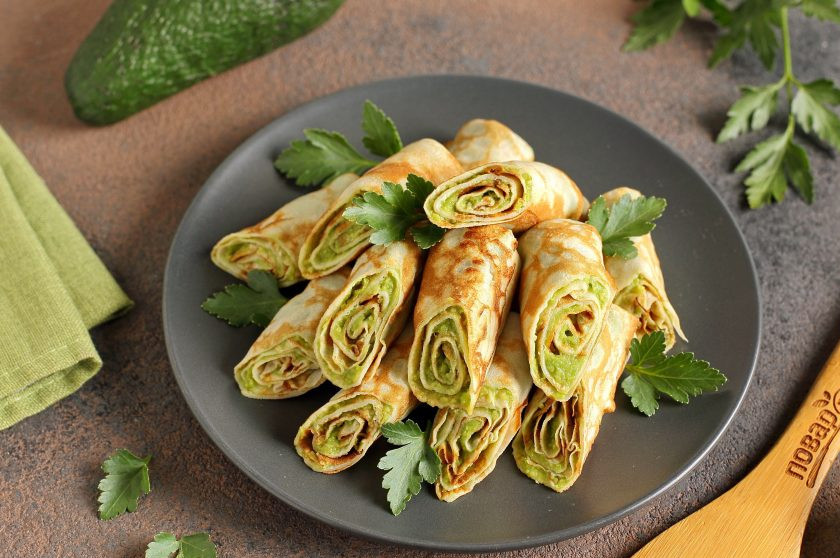 1. Этап. Блины с авокадо: Блины с авокадо готовы. Перед подачей блинчики можно разрезать на две части и украсить зеленью. Приятного аппетита!