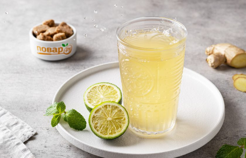 1. Этап. Имбирно-лаймовый лимонад на основе зеленого чая: Перед подачей процедите лимонад.