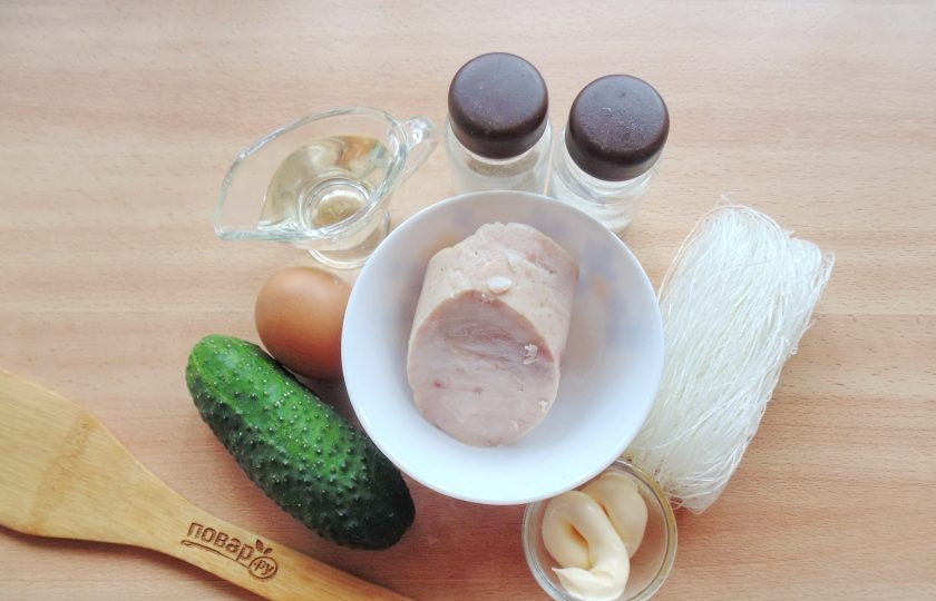 1. Этап. Итальянский салат с фунчозой: Возьмите ингредиенты для приготовления салата.