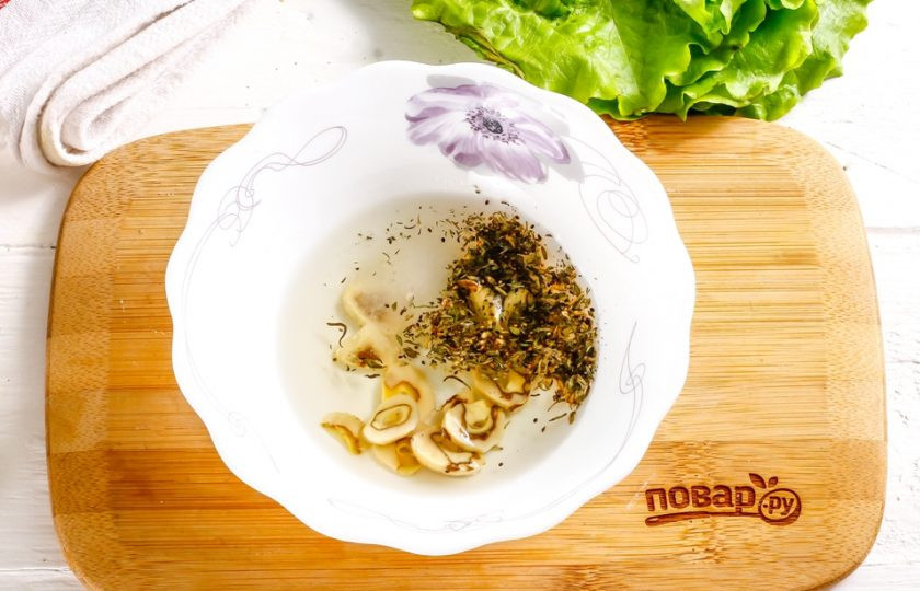 1. Этап. Вяленые помидоры в микроволновке: В это время всыпьте в пиалу или креманку молотый сушеный тимьян, соль, влейте растительное масло - лучше всего оливковое холодного отжима. Очистите чеснок и промойте в воде, нарежьте зубчики слайсами и добавьте в масло.