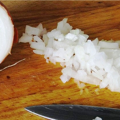 1. Этап. Пирожки с сёмгой: Примемся за начинку. Лук мелко нарежем и обжарим в растительном масле до румяности.