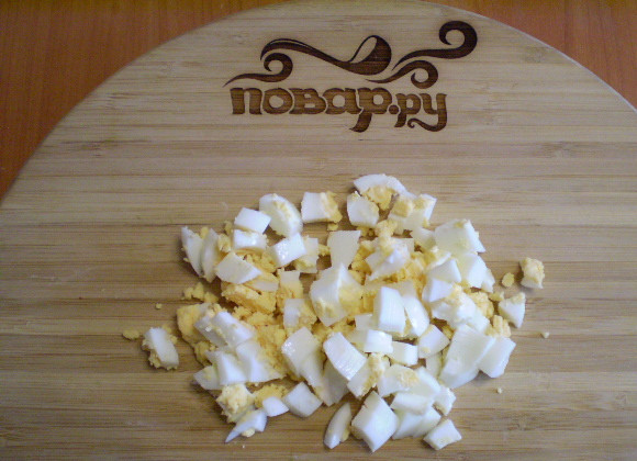 1. Этап. Капустная запеканка в духовке: 4. Отвариваем одно яйцо, второе оставляем сырым. Вареное яйцо чистим, режем на кубики.