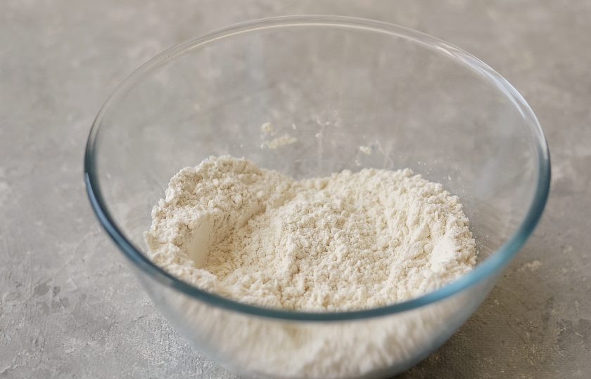 1. Этап. Злаковый хлеб в духовке: Просейте муку, добавьте соль.