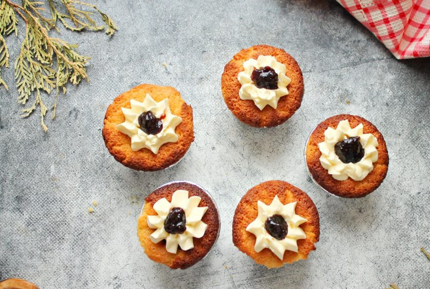 1. Этап. Миндальные капкейки: Переложите крем в кулинарный мешок с насадкой и сделайте сверху шапочку. При желании выложите немного джема сверху.