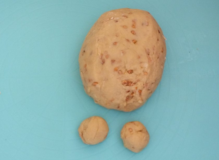 1. Этап. Печенье Сникердудль: Из теста сформуйте шарики размером с грецкий орех.