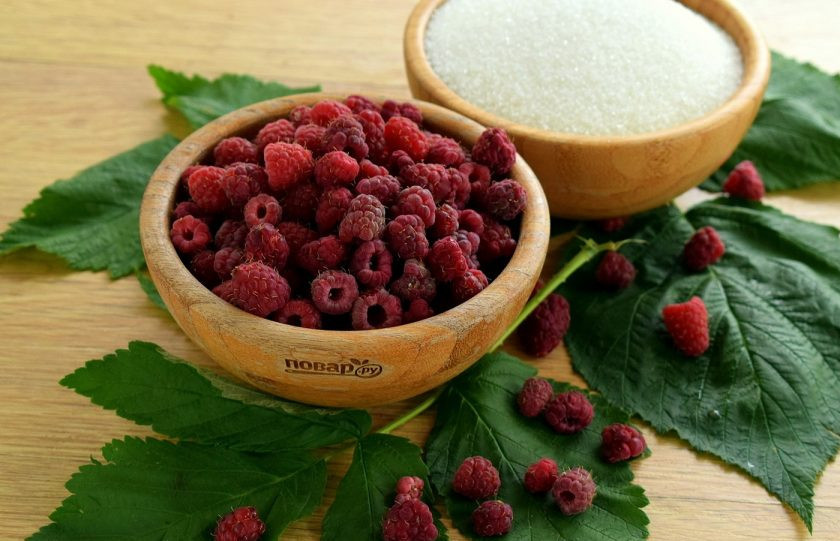 1. Этап. Малина в собственном соку на зиму: Малину переберите, удалите испорченные ягодки, промойте, дайте стечь.