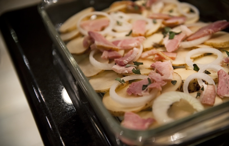 1. Этап. Картофельная запеканка с беконом: Поверх картофеля выкладываем кольцами лук, посыпаем ветчиной и шалфеем.