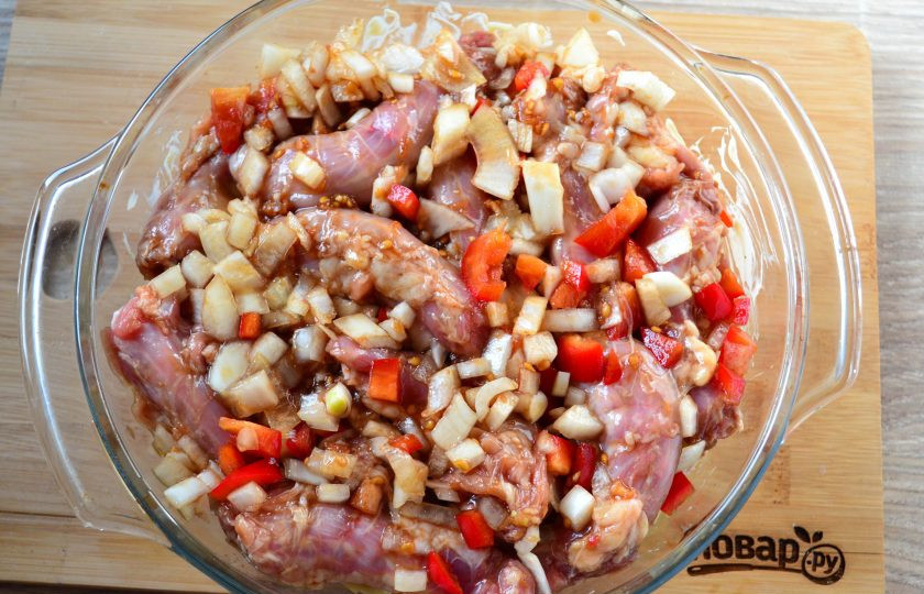 1. Этап. Куриные шейки с картошкой: Сверху на картофель выложите маринованные шейки с овощами и отправьте в духовку на 1 час, при температуре 200 градусов.