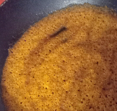 1. Этап. Спагетти со свежими помидорами: Сделать панграттату, смешав хлебные крошки с оставшимся маслом, и на сильном огне готовить их пару минут до золотистости и хрустящести. Если готовите с анчоусами, пожарьте сначала анчоусы пару минут до размягчения.