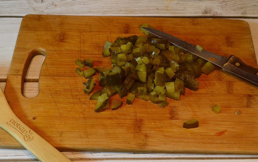 1. Этап. Оливье со скумбрией: 5. Кубиком нарежьте соленый огурец.