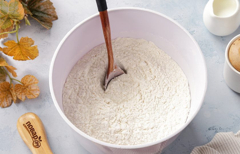 1. Этап. Тыквенные синнабоны: Соедините муку, сахар, ванилин и соль. Перемешайте.