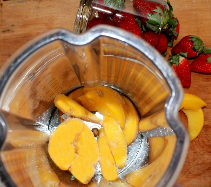 1. Этап. Клубнично-персиковый Дайкири: 4. Выложите персики в чашу блендера.