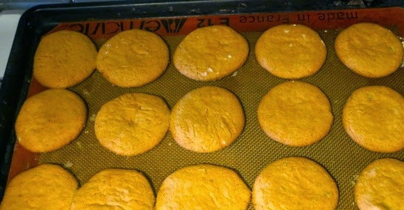 1. Этап. Веганское овсяное печенье: Печенью дайте остыть, переложив его на решетку.