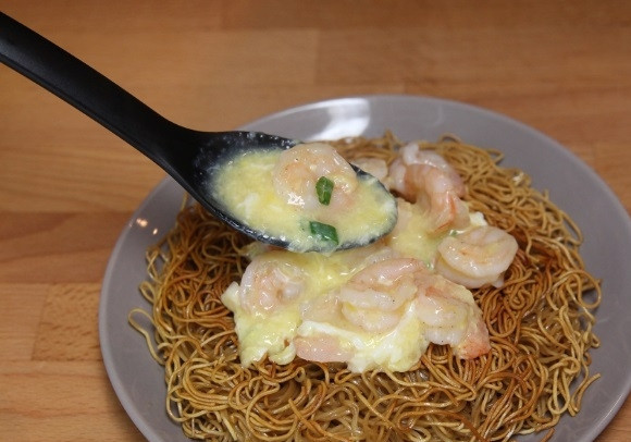 1. Этап. Креветки с яйцом: Выкладываем креветки с яйцом на лапшу и подаем к столу. Вкусно и просто. Приятного аппетита!