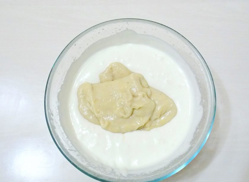 1. Этап. Медово-песочный торт: Бананы очистите от кожуры и порежьте полторы штуки (половинку оставьте для украшения). Пробейте бананы блендером до однородной массы и переложите пюре во взбитую сметану.