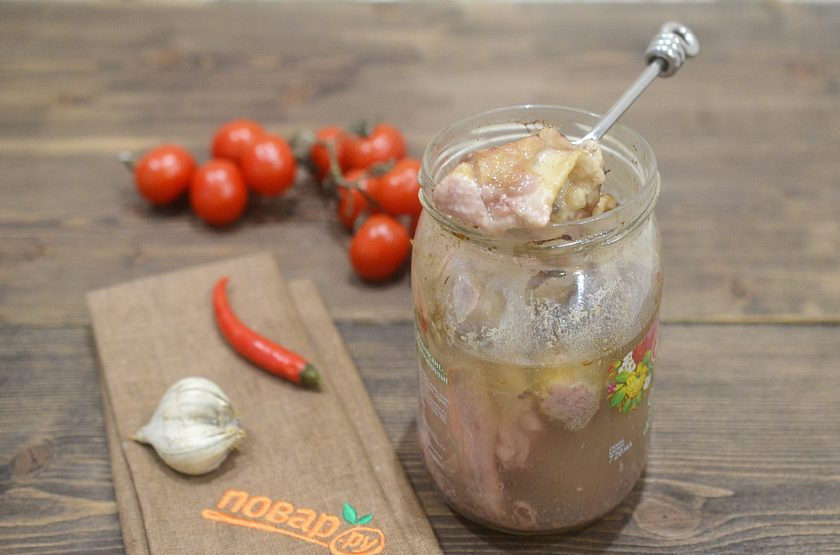 1. Этап. Тушенка из утки в домашних условиях: 6. Поставьте в холодную духовку. Включите нагрев 180 градусов и готовьте около 3 часов. Сразу же закройте стерилизованными крышками. Приятного аппетита!