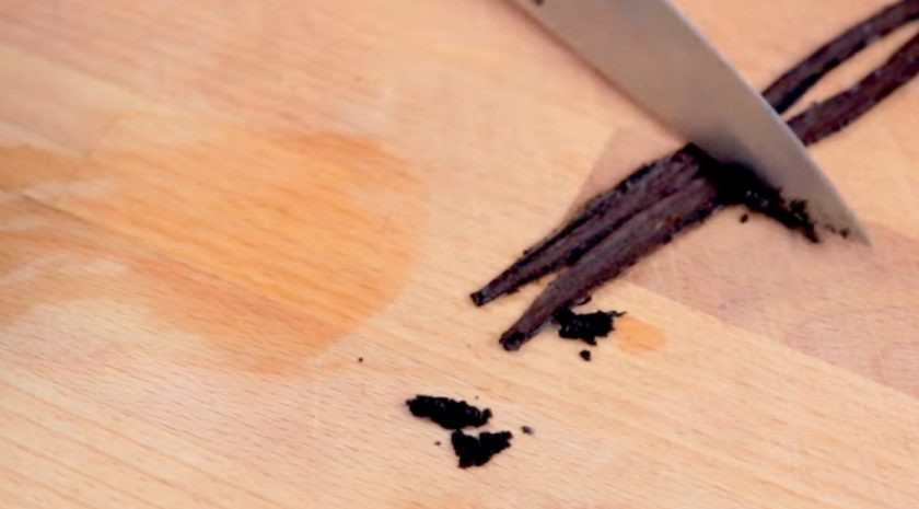 1. Этап. Панна котта с ягодным сиропом: 1. Для приготовления панна котты залейте желатин холодной водой и дайте ему набухнуть. Далее сливки смешайте с ванилью (палочку ванили разрежьте и счистите ваниль ножом), сахарной пудрой и доведите до кипения, чтобы ваниль отдала свой запах.