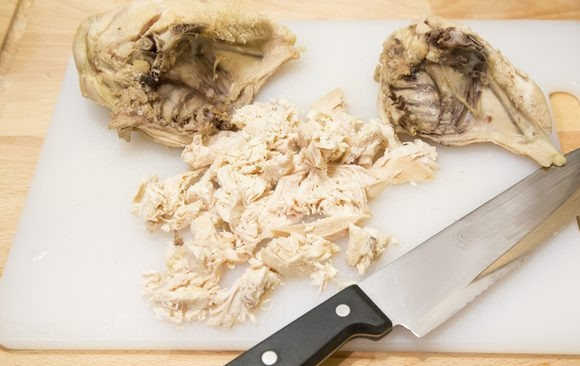 1. Этап. Суп для малышей: 4. Грудки чуть остудите, аккуратно отделите и измельчите мясо (или мелко нарежьте его, или пропустите через мясорубку). Отправьте обратно в суп.