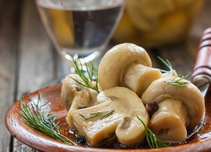 1. Этап. Маринованные шампиньоны за 7 минут: 6. Аппетитные шампиньоны будут вас и ваших близких радовать своим вкусом уже часа через 4. Угощайтесь!