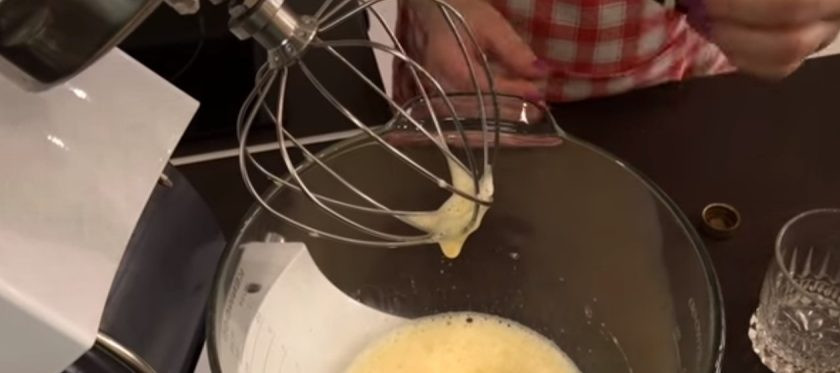 1. Этап. Творожный торт с вишневым желе: 3. Добавьте сахар и ваниль, снова взбейте. Добавьте соль, просеянную муку и какао. Аккуратно перемешайте. Тесто вылейте в покрытую пергаментом форму и отправьте в разогретую до 180 градусов до готовности.