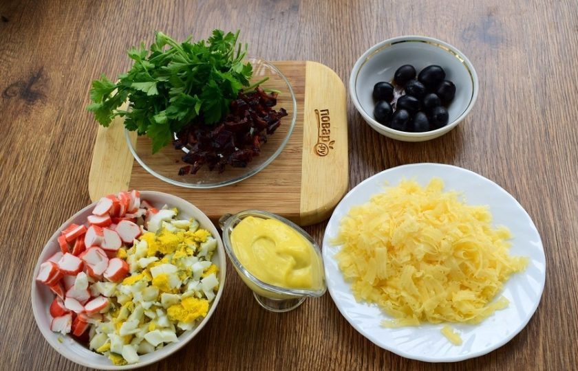 1. Этап. Крабовый салат с черносливом: Сыр натрите на терке для сыра. Яйца и огурец нарежьте мелкими кубиками. Чернослив измельчите. Крабовые палочки нарежьте тонкими ломтиками.