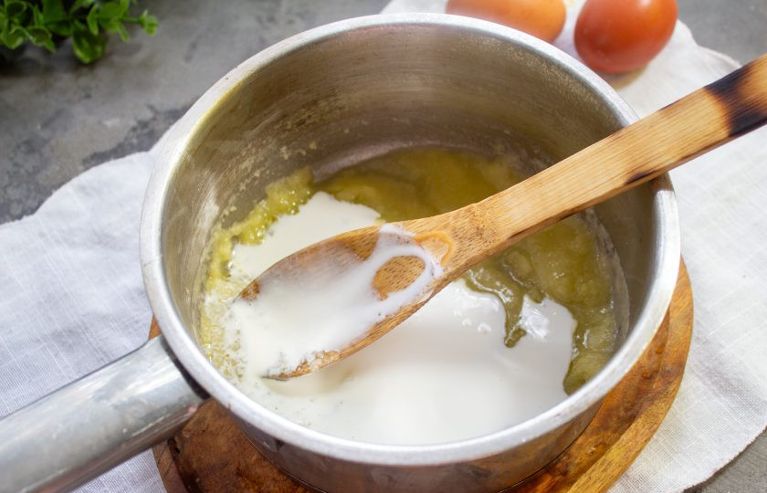 1. Этап. Суфле из яиц: Влейте молоко, перемешайте, чтобы получилась однородное тесто.