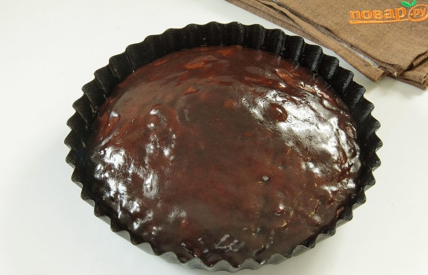 1. Этап. Шоколадный пирог с изюмом: Поставьте форму в разогретую до 180 градусов духовку на 20 минут, затем убавьте температуру до 160с и подержите еще 15 минут. Горячий пирог смажьте оставшейся шоколадной массой и дайте остыть. Затем подайте к столу.