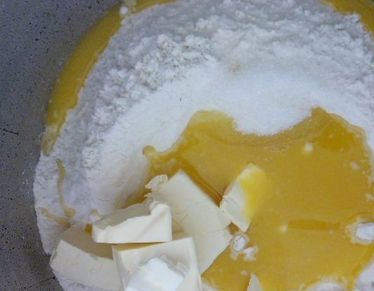 1. Этап. Печенье с вареньем и крошкой: 2. Насыпаем в миску муку, добавляем сок, размягченный маргарин, сахар и ванилин (по вкусу и при желании). Замешиваем тесто. Маргарин можно размять вилкой, а можно его натереть на терке.