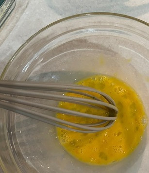 1. Этап. Закусочные сырные кексы: Перемешать