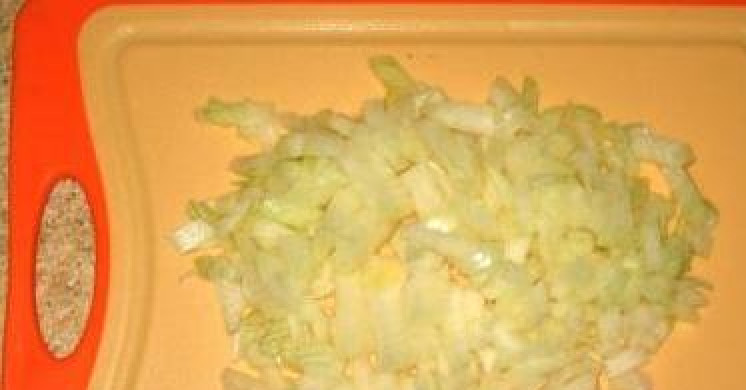 1. Этап. Заливной пирог с сайрой: Лук очищаем и меленько нарезаем.