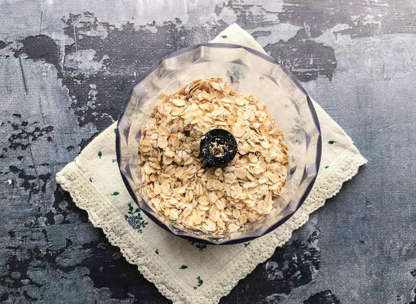 1. Этап. Конфеты из геркулеса: Овсянку выложите в блендер и измельчите до состояния крошки.