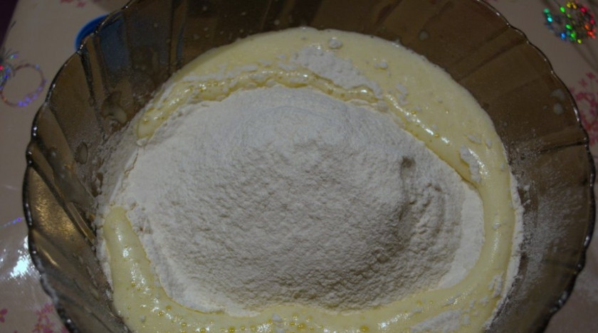 1. Этап. Кефирный пирог за 5 минут: 2. Добавим просеянную муку и замесим однородное тесто.