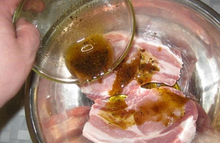 1. Этап. Котлета на косточке в духовке: 4. Котлеты необходимо немного размять руками (или использовать молоточек, не прикладывая силу). Залить мясо маринадом.