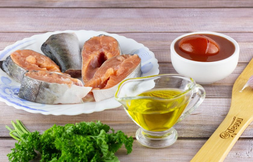 1. Этап. Горбуша в томатном соусе: Подготовьте все необходимые ингредиенты. Рыба должна быть очищена, помыта и нарезана не стейки толщиной 1,5-2 см.