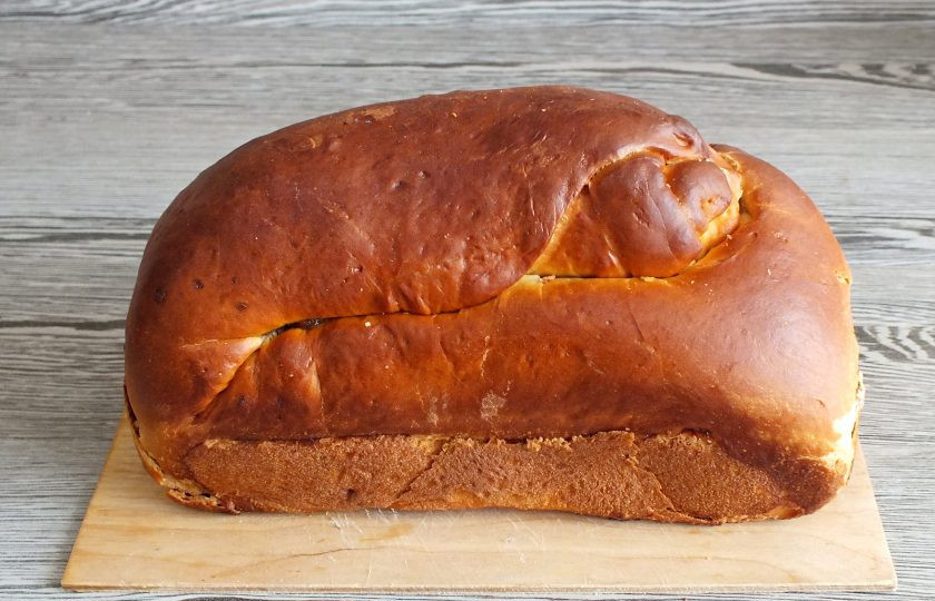 1. Этап. Повитица: Готовую повитицу достаньте из духовки. Оставьте в форме на 15 минут. После с помощью лопатки аккуратно ее извлеките. Заверните в полотенце и оставьте на 5-6 часов до полного остывания.