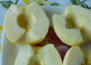 1. Этап. Творожное тесто с яблоками: Яблочки вымойте и очистите от кожуры. Разрежьте каждое на две части. При помощи чайной ложки достаньте сердцевину и косточки.