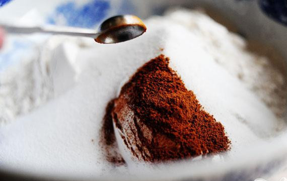 1. Этап. Коричное печенье: 1. Разогреть духовку до 175 градусов. В большой миске смешать вместе муку, 1/3 стакана сахара, 1/2 чайной ложки молотой корицы и разрыхлитель.