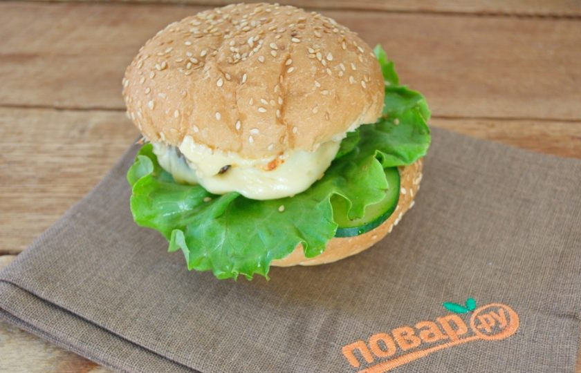 1. Этап. Бургер Овощные прятки: Соберите бургер, соединив две половинки булочки. Вот наша закуска и готова.