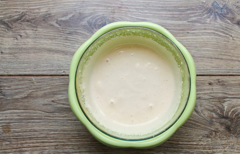 1. Этап. Желе из фруктового пюре: Остудите массу до комнатной температуры и взбейте миксером до светлой, пышной массы.