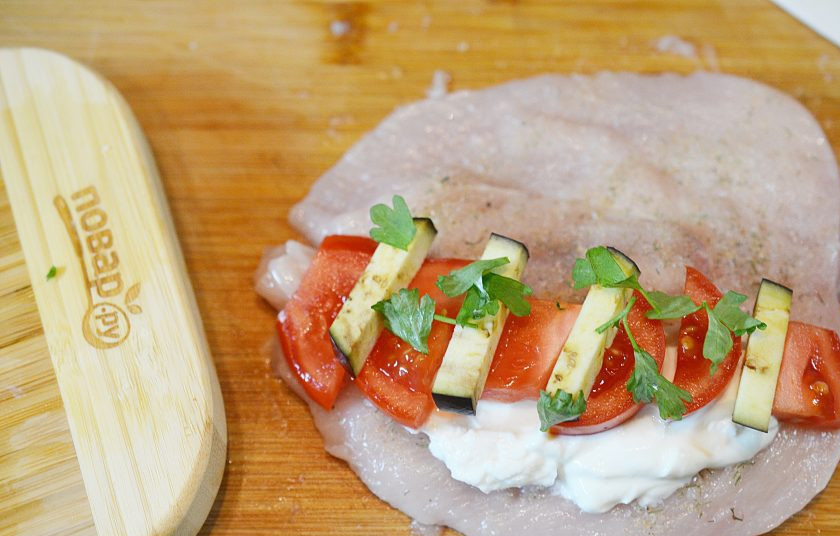 1. Этап. Куриная грудка с травами в духовке: Выложить нарезанные помидоры и баклажан.