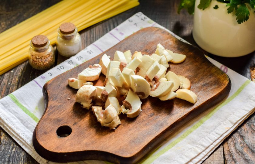 1. Этап. Диетический суп с лапшой: Шампиньоны сполосните и нарежьте небольшими полосками. Добавьте в бульон и варите овощи 15 минут.